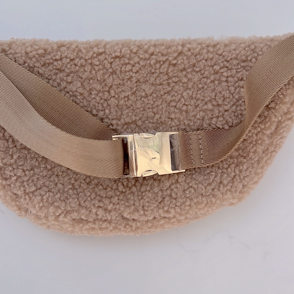 Stoney Clover Cozy Sherpa Fanny Pack Hazelnut SOLD OUT - Picture 4 of 6